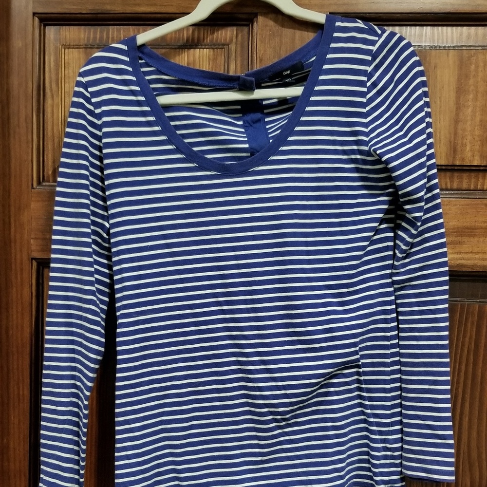 Long Sleeve Gap Shirt with Buttons Down Back
